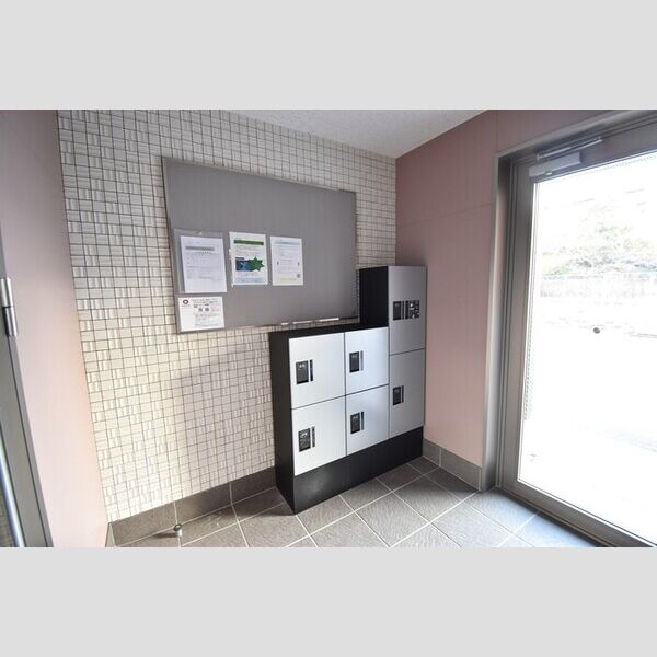 現地周辺 (宅配ボックス・お知らせ板)