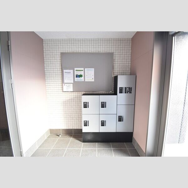 現地周辺 (宅配ボックス・お知らせ板)