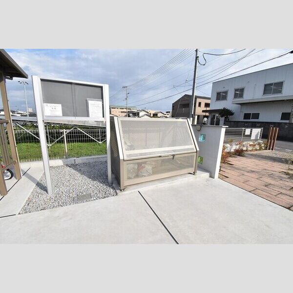 現地周辺 (ゴミストッカー+掲示板)