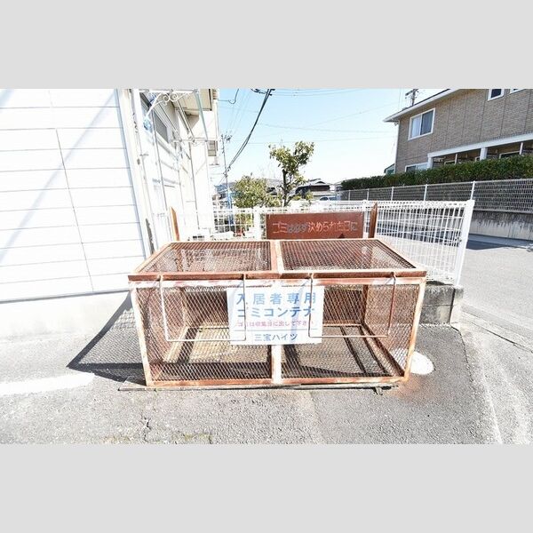 現地周辺 (ゴミ庫)