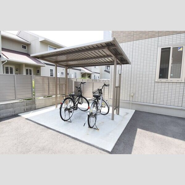 現地周辺 (駐輪場)