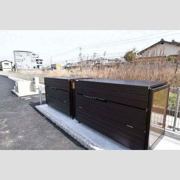 現地周辺 (ゴミ庫)