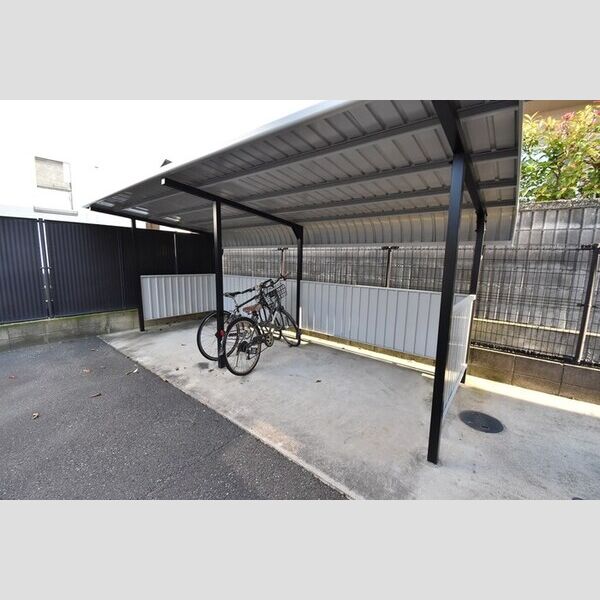 現地周辺 (駐輪場)