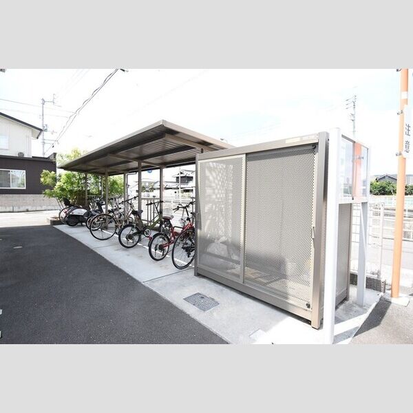 現地周辺 (駐輪場・ゴミ庫)