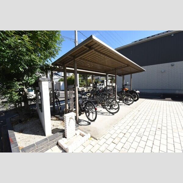 現地周辺 (駐輪場)