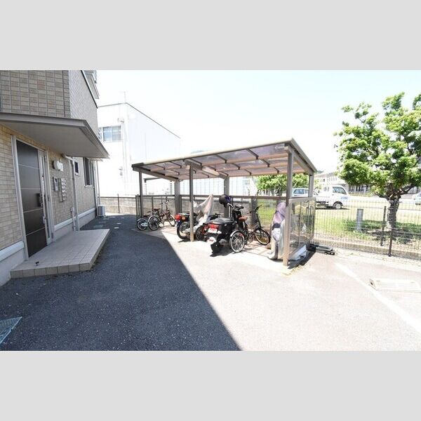 現地周辺 (駐輪場)
