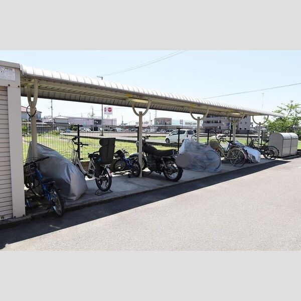 現地周辺 (駐輪場)