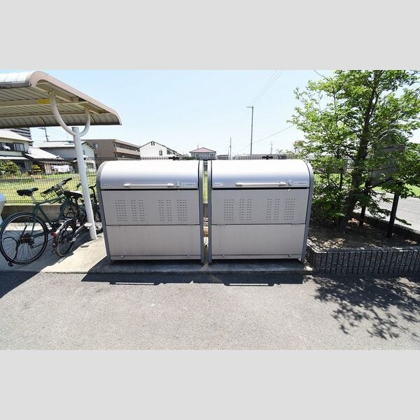 現地周辺 (ゴミ庫)