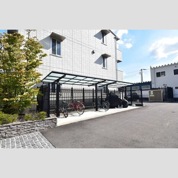 現地周辺 (駐輪場)