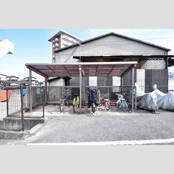 現地周辺 (駐輪場)