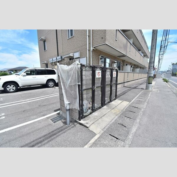 現地周辺 (ゴミ置場)