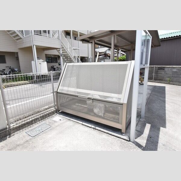 現地周辺 (ゴミ置場)