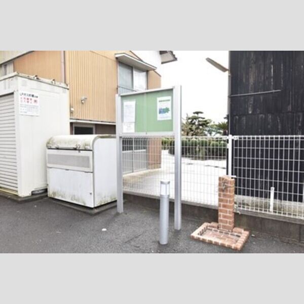 現地周辺 (お知らせ板・ゴミ置場)