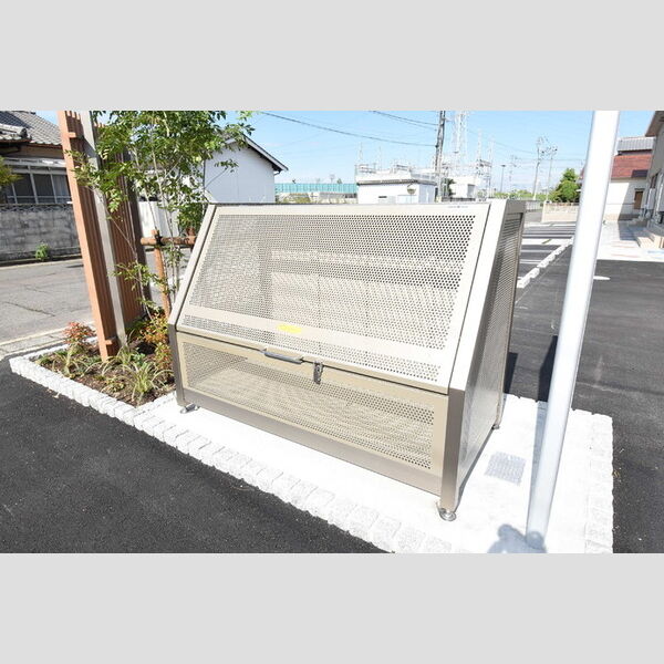 現地周辺 (ゴミ庫)