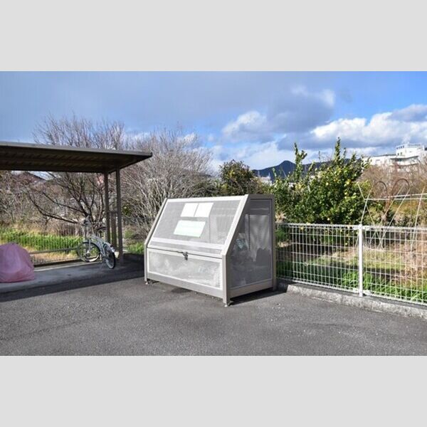 現地周辺 (ゴミ庫)