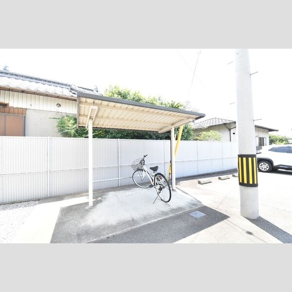 現地周辺 (駐輪場)