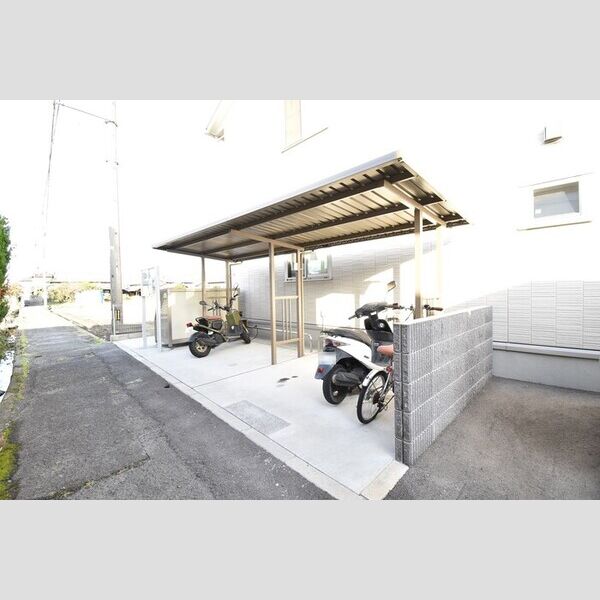 現地周辺 (駐輪場)