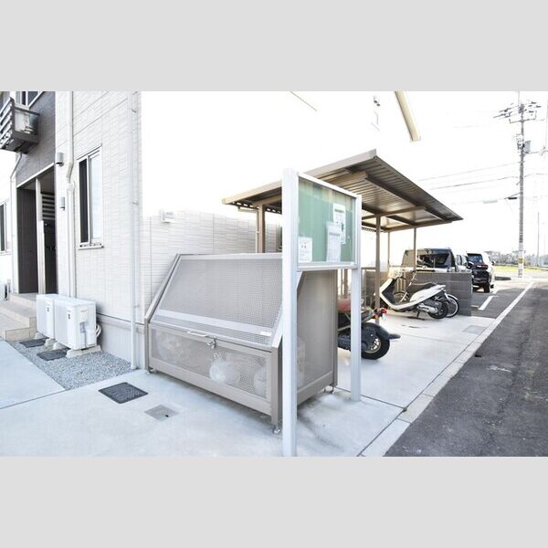 現地周辺 (ゴミ置場)