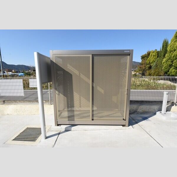 現地周辺 (ゴミ庫)