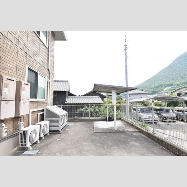 現地周辺 (駐輪場・ゴミ庫)