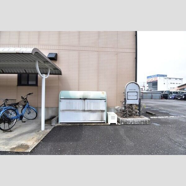 現地周辺 (ゴミ置場)