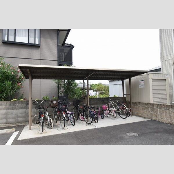 現地周辺 (駐輪場)