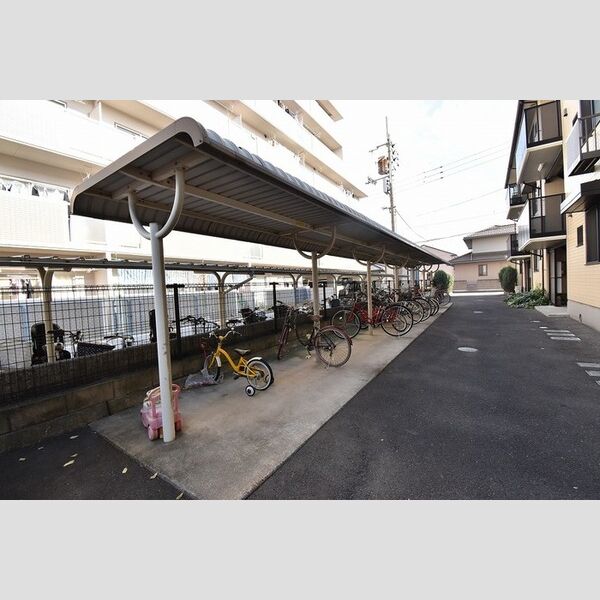 現地周辺 (駐輪場)