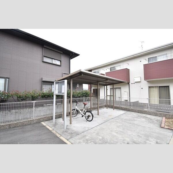 現地周辺 (駐輪場)