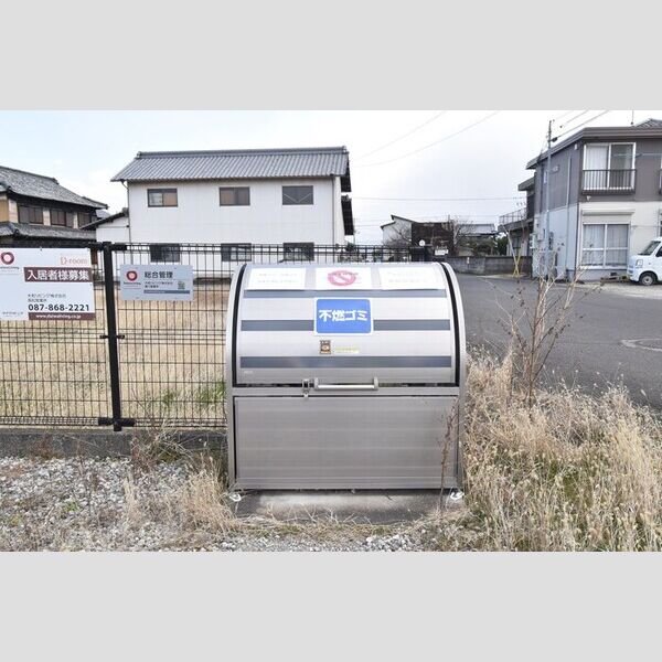 現地周辺 (ゴミ置場)