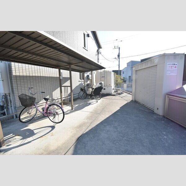 現地周辺 (駐輪場)