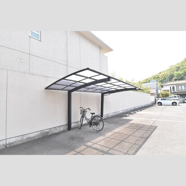 現地周辺 (駐輪場)