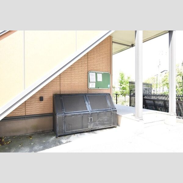 現地周辺 (ゴミストッカー)