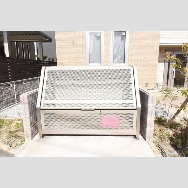 現地周辺 (ゴミストッカー)