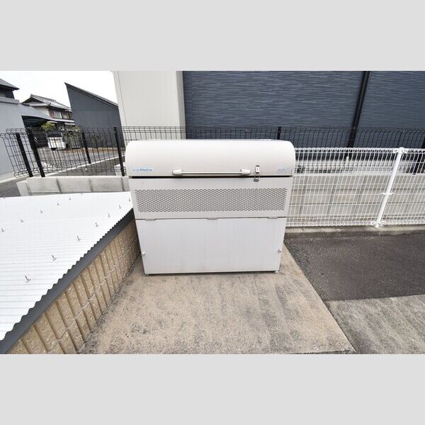 現地周辺 (ゴミ置場)