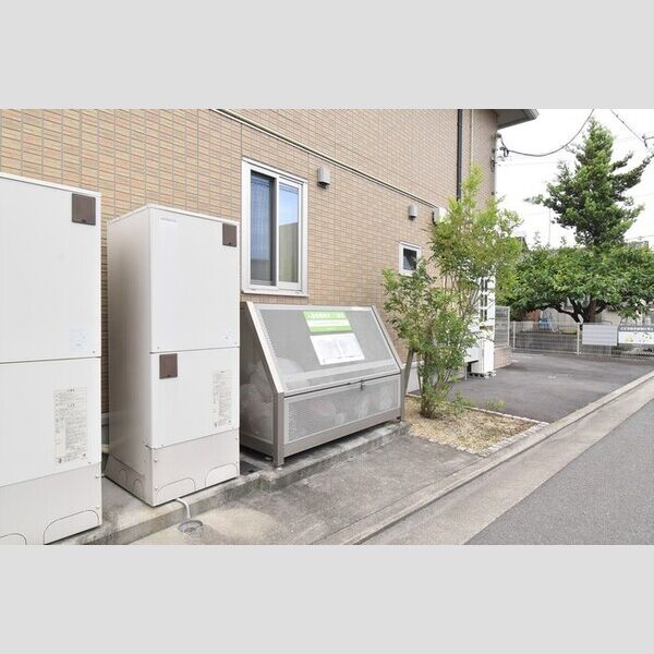 現地周辺 (ゴミ置場)