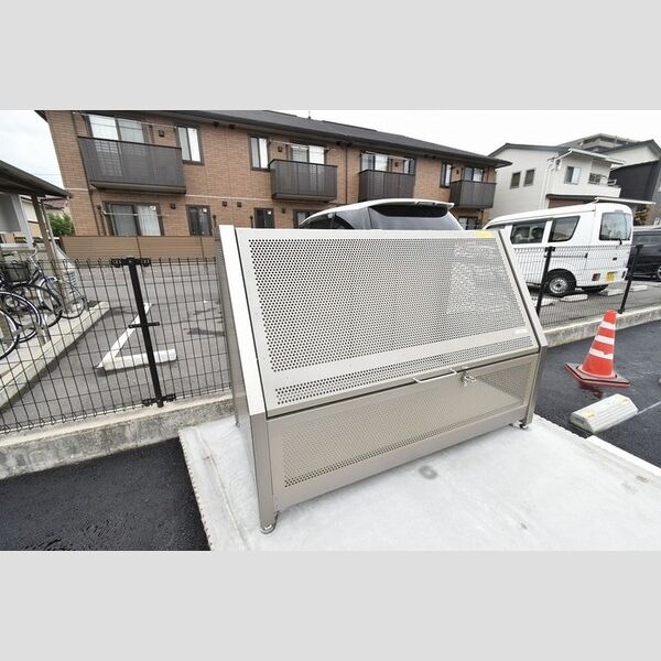 現地周辺 (ゴミ庫)