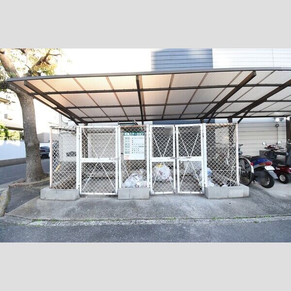 現地周辺 (ゴミ庫)