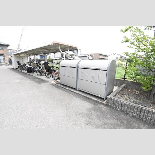 現地周辺 (ゴミ庫)