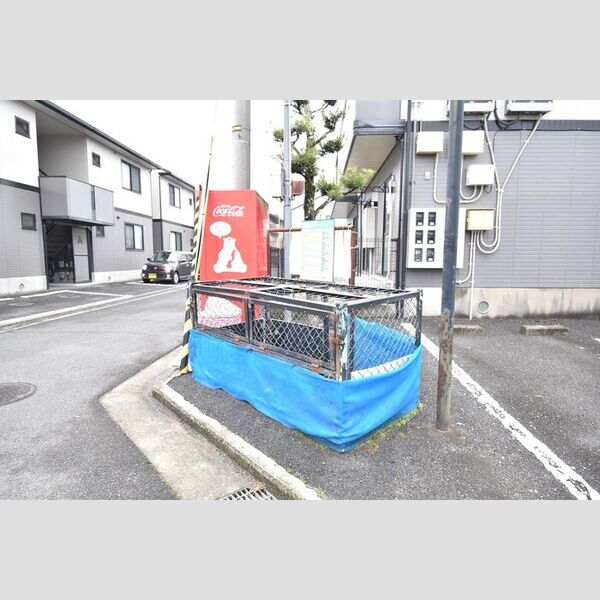現地周辺 (ゴミ置場)