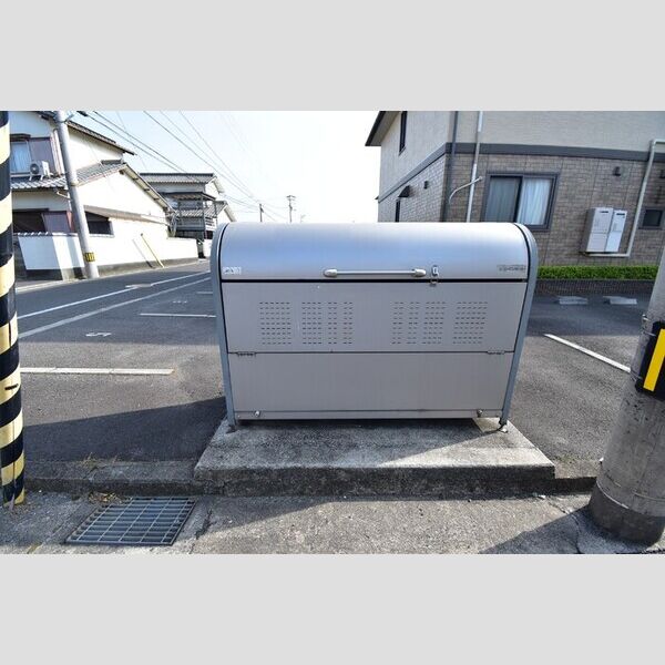 現地周辺 (ゴミ庫)