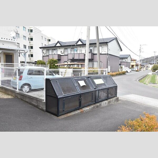 現地周辺 (ゴミ庫)