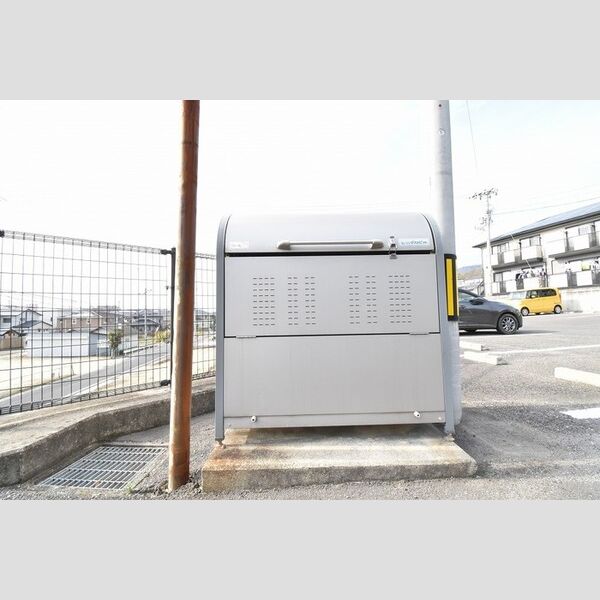 現地周辺 (ゴミ庫)