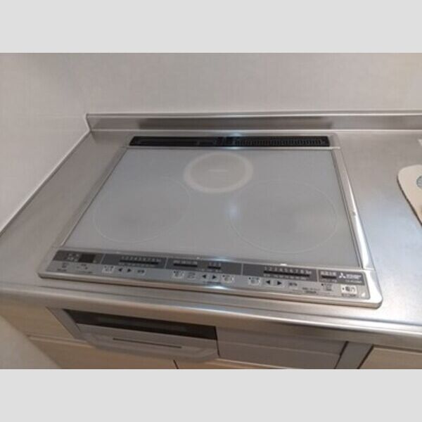 キッチン (2口IHヒーター+1口ラジエントヒーター)