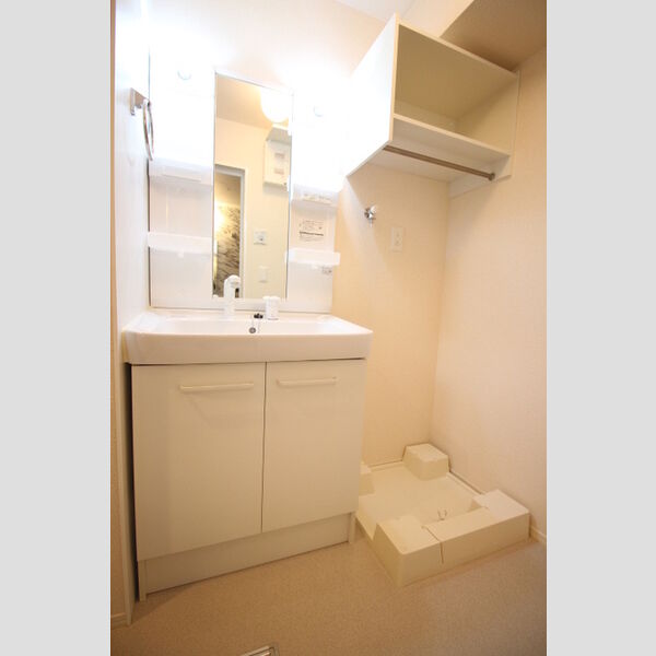 その他 (室内洗濯機置場・収納棚)