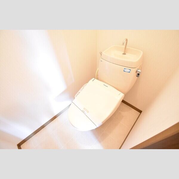 トイレ (温水洗浄暖房便座)