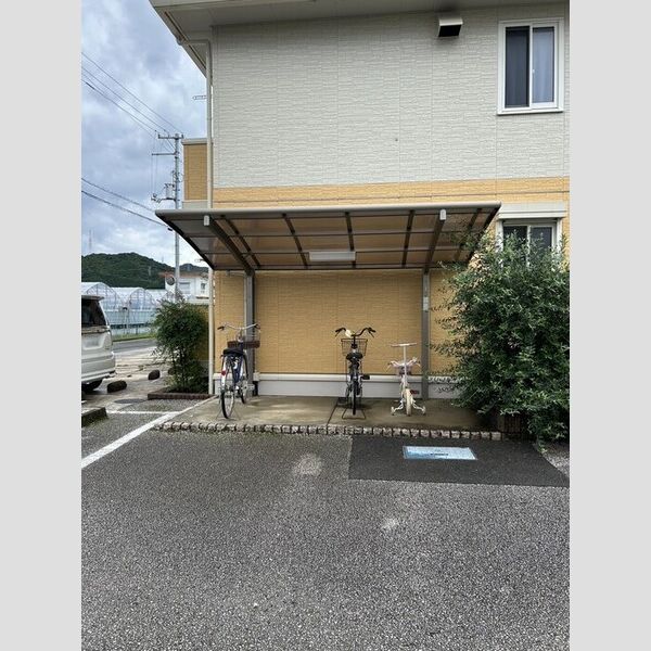 現地周辺 (駐輪場)