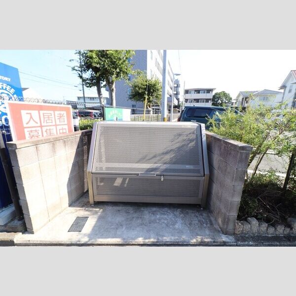現地周辺 (ゴミ置場)