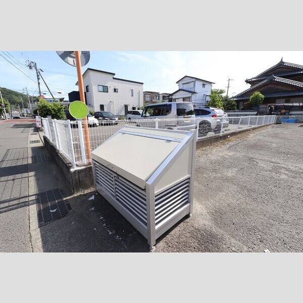 現地周辺 (ゴミ置場)