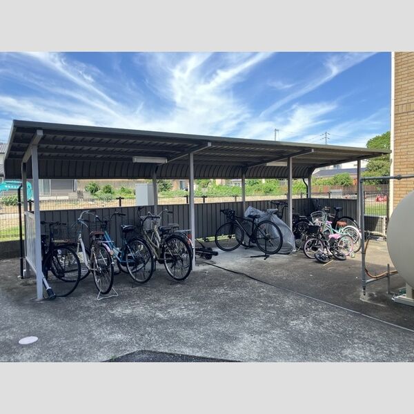 現地周辺 (駐輪場)