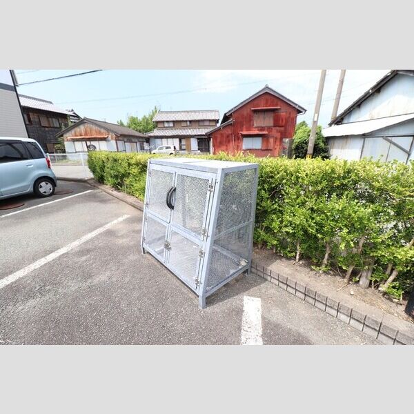 現地周辺 (ゴミ置場)